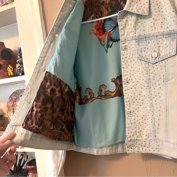 ๐ท๏ธ๐๐ light blue denim crystal button up denim jacket with design lining - Picture 16 of 17